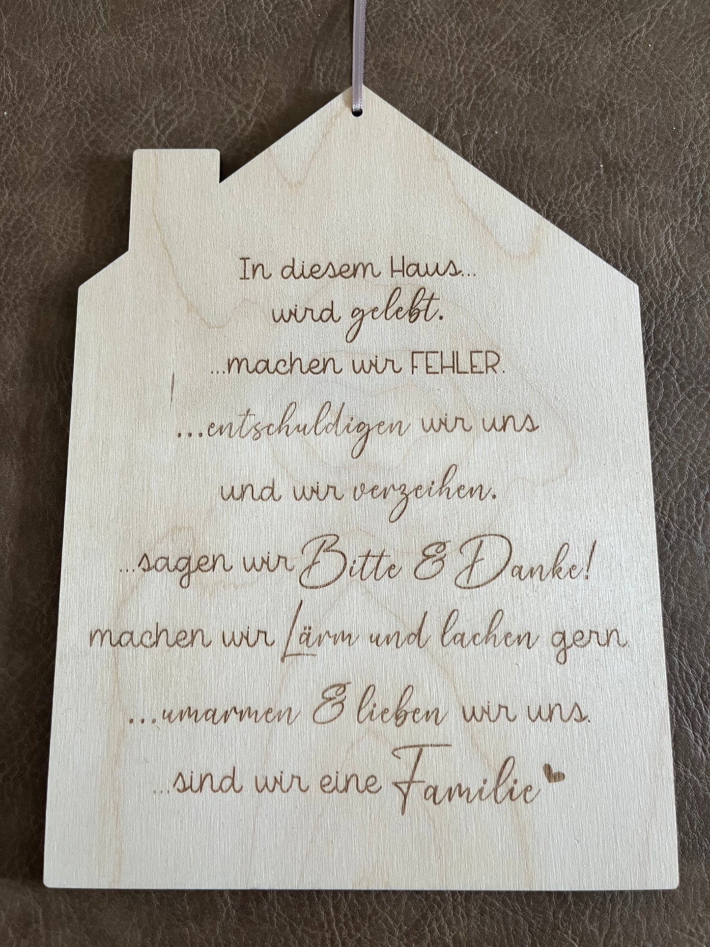 Holzhausschild – „In diesem Haus wird gelebt“