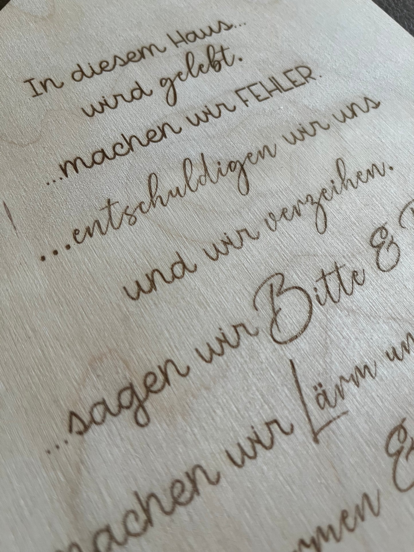 Holzhausschild – „In diesem Haus wird gelebt“